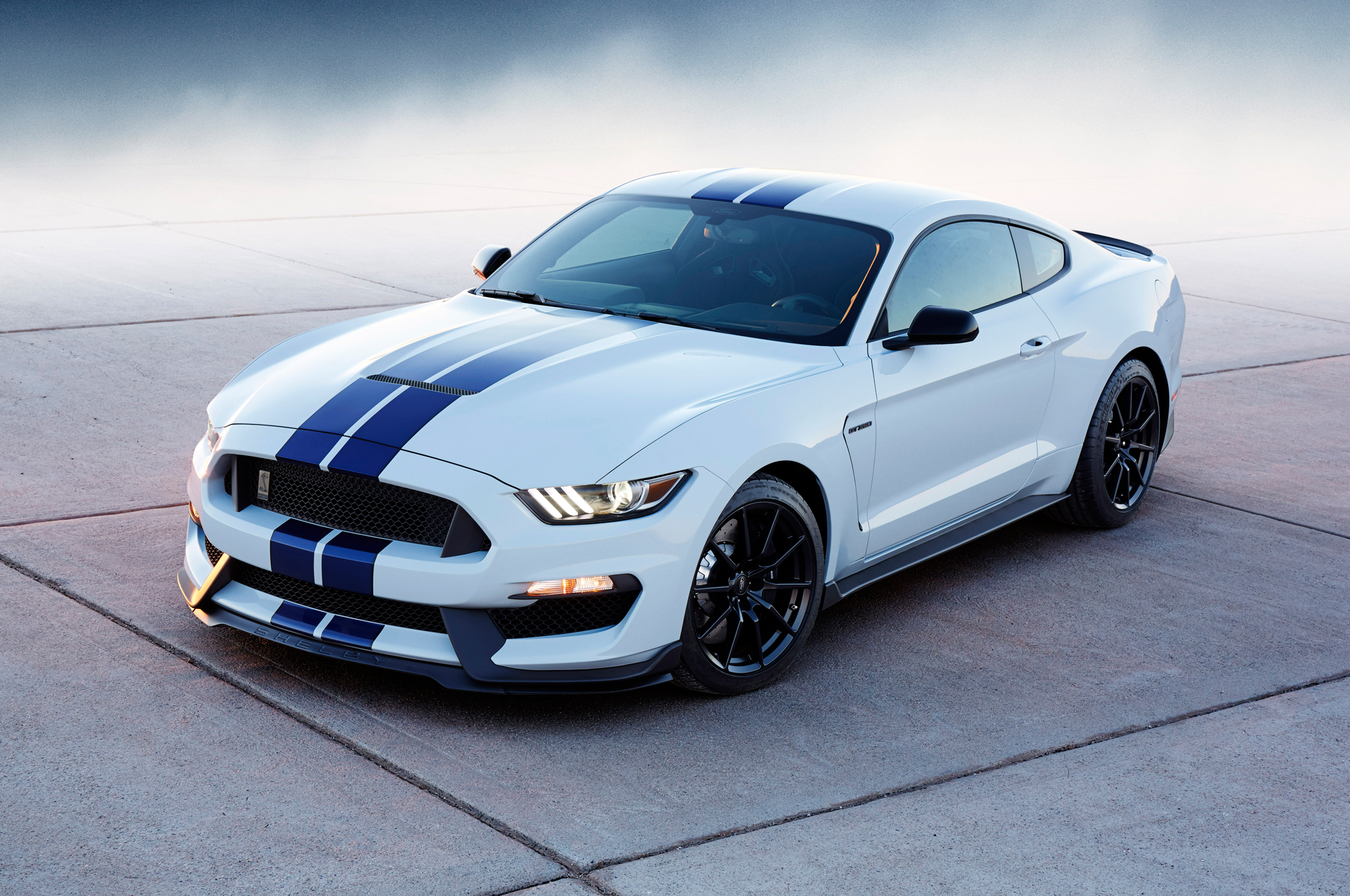 2016-ford-shelby-gt350-mustang-front-three-quarters-04